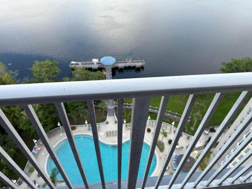 Penthouse Close to Disney area and Malls water view Orlando
