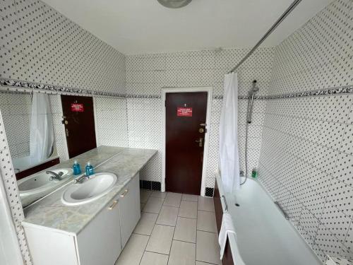 Bathroom, ST NICHOLAS HOTEL in Wembley