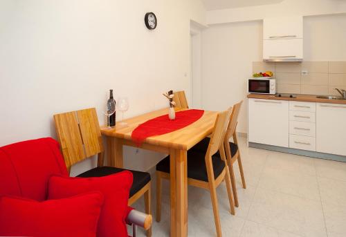 One-Bedroom Apartment image 10