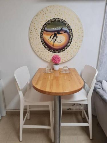 יחידת דיור (חדר וחצי) - גינה פרטית, חנייה חופשית ! in Herzliya City Center