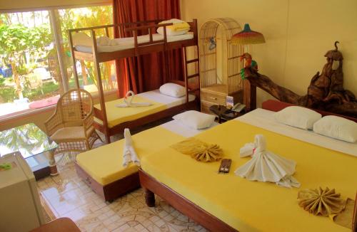 1 king bed, 1 twin bed, 1 bunk bed