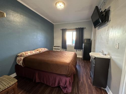 Unity Hotel - No Parking & Rooms Are Upstairs in Long Beach, USA