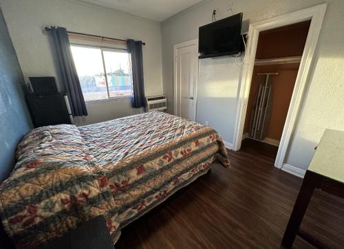 Unity Hotel - No Parking & Rooms Are Upstairs in Long Beach, USA