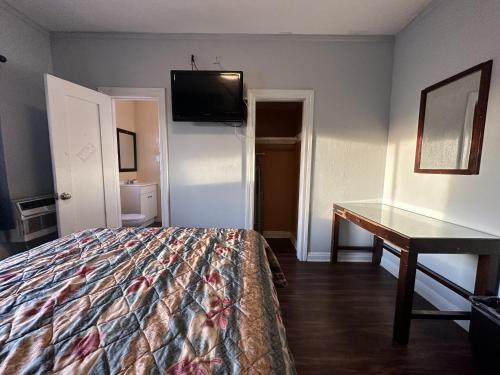 Unity Hotel - No Parking & Rooms Are Upstairs in Long Beach, USA