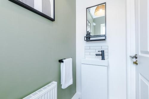 Banyo, Newly Refurbished 3 Double Bedroom Knowsley Liverpool Townhouse in Simonswood