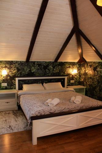 1 queen bed, 1 sofa bed