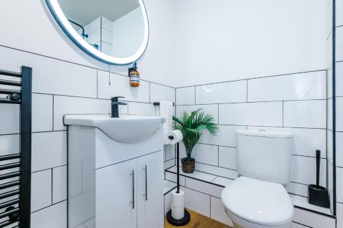 Banyo, Newly Refurbished 3 Double Bedroom Knowsley Liverpool Townhouse in Simonswood