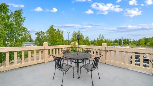 클라리온 호텔 & 스위트 페어뱅크 - 포트 웨인라이트 근처 - 편의 시설/서비스