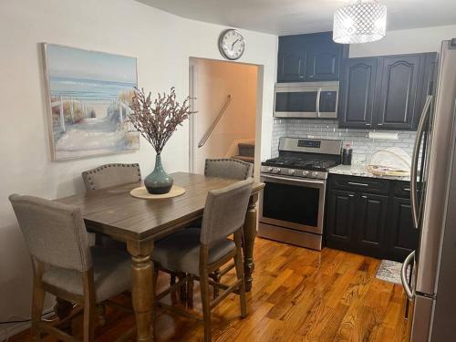 Cozy lovely 2 bedroom apt, 5 mins from JFK in Woodhaven, USA