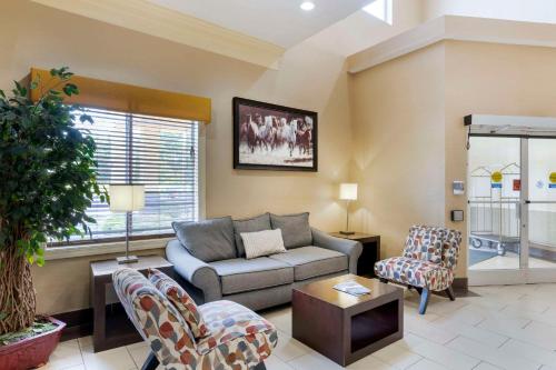 Quality Suites La Grange