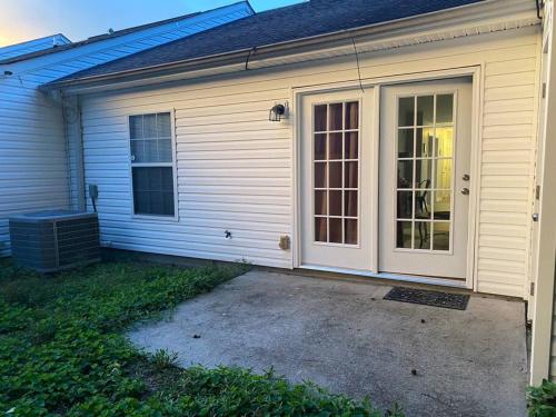 Comfy, Stylish Townhome Near I-20! in Augusta, USA
