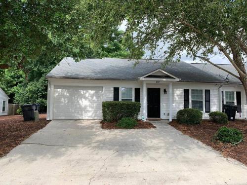 Comfy, Stylish Townhome Near I-20! in Augusta, USA