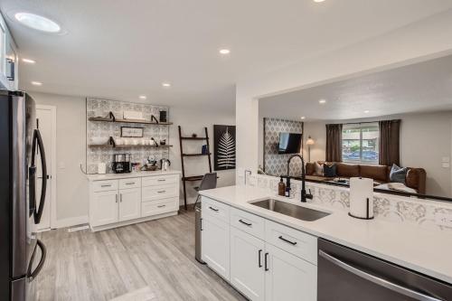 Heights Hideaway - Great Location - Game and Movie Room in Westminster, USA