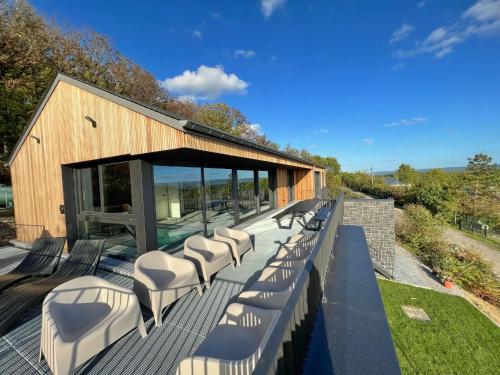 Luxurious holiday home with indoor pool and a unique view over the valley