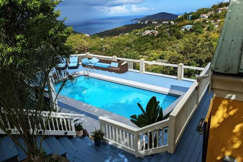 Private cottage, large private pool, great views !