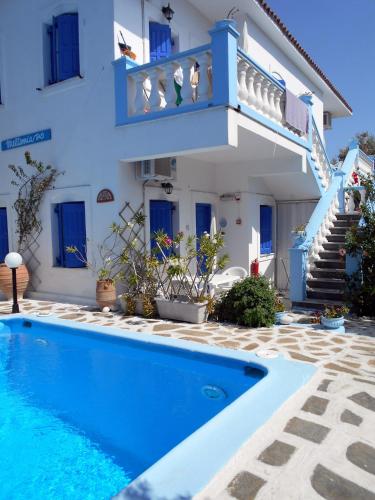 مسبح, Holiday apartment with sea view and mountains view in Marathokampos