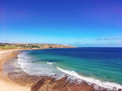 Ocean Views Apartment 2 min walk to train & ocean in Marino