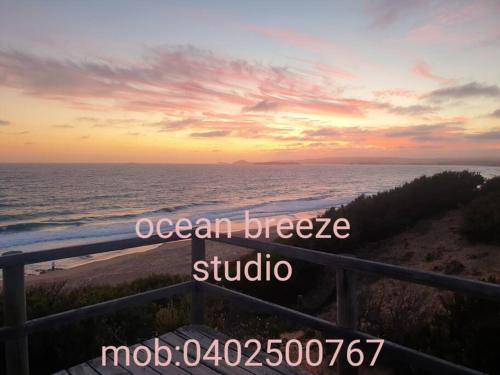 Ocean Views Apartment 2 min walk to train & ocean in Marino