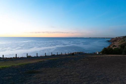 Ocean Views Apartment 2 min walk to train & ocean in Marino