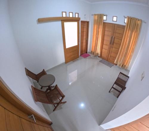 Three-Bedroom House image 4