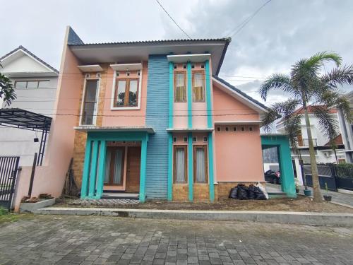 Three-Bedroom House image 1