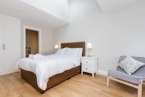 1 queen bed, 1 sofa bed