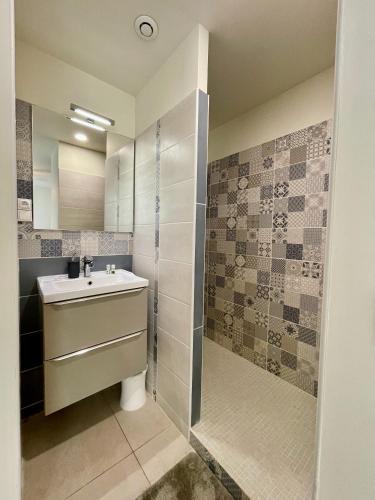Shower, Appartement Souplex Jardin proche autoroute, plages et attractions, Wifi - TV, calme in Bessan