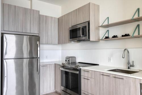 Revere Beach 1br w gym pool nr blue line BOS-880 in Revere, USA
