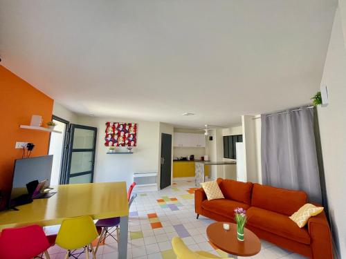 Kitchen, Appart Pop-Art proche autoroute, plages et attractions, Wifi - TV, deco stylee, calme in Bessan