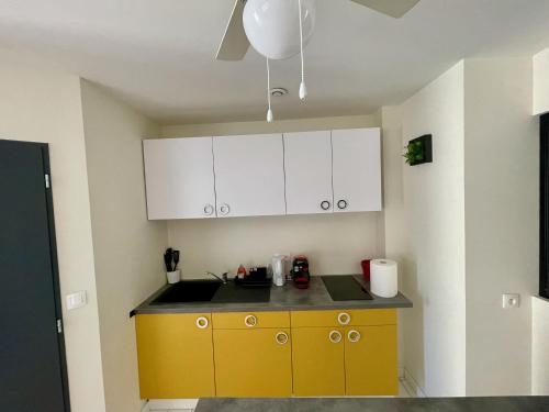 Kitchen, Appart Pop-Art proche autoroute, plages et attractions, Wifi - TV, deco stylee, calme in Bessan
