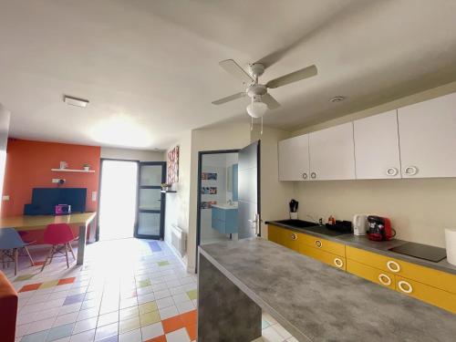 Kitchen, Appart Pop-Art proche autoroute, plages et attractions, Wifi - TV, deco stylee, calme in Bessan
