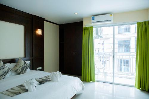 Blue Skyline Hotel thumbnail 2