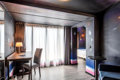 Junior Queen Suite - Non-Smoking
