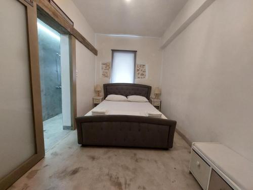 One-Bedroom Apartment image 8
