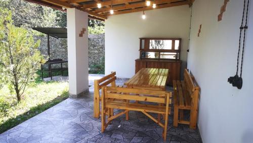 White house Dsegh in Dzoraget