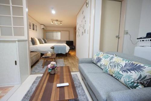 Apartment House White Mansion 201