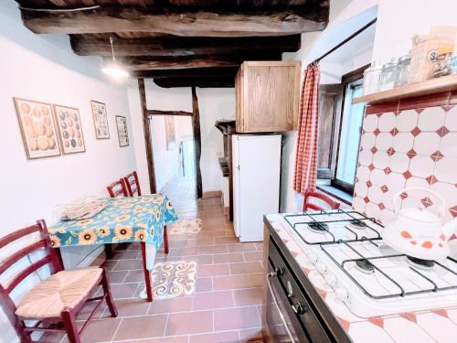 Vicolo - sleeps 5 with air con, wifi, balcony for dining and pool, Strettura (photo 7)