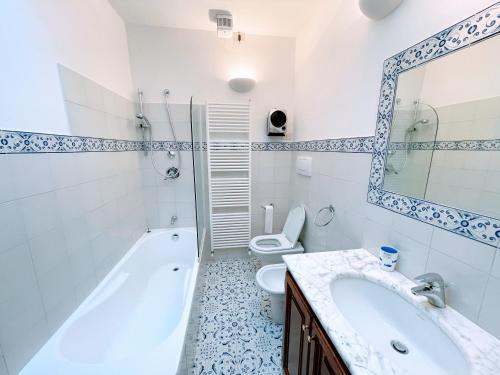Vicolo - sleeps 5 with air con, wifi, balcony for dining and pool, Strettura (photo 9)