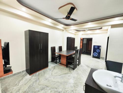 Big & Sophisticated 2BHK Serviced Apartment in New Ballygunge,Kasba