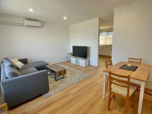 Central Apartment near Dandenong Hospital & Market