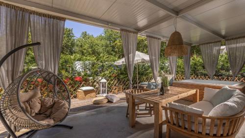 Family Three-Bedroom Mobile Home with Hot Tub