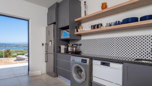 المرافق, Heron's View - lagoon views and solar power @Lake Brenton, Knysna in برينتون