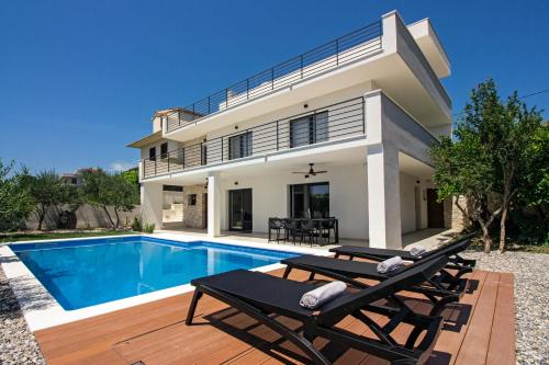 Family House "Villa Gyra" with Private Swimming Pool, Indoor BBQ, Gym and Gaming room!