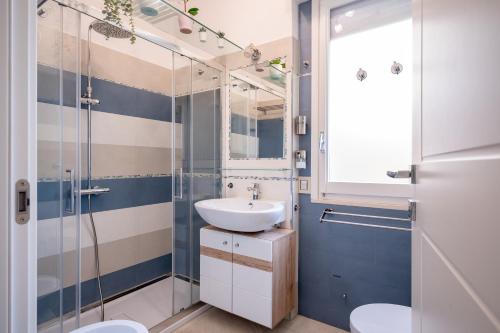 Shower, Kalbia Rooms managed by HolyDaisy - Renovated, functional, intimate and more in Cagliari