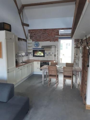 Cocina, appartement in authentiek koetshuis met bedstee in Naaldwijk