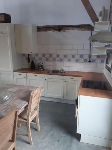 Cocina, appartement in authentiek koetshuis met bedstee in Naaldwijk