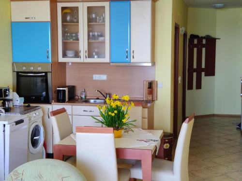 кухня, SUN AND FLOWERS APARTMENTS in front of the sea in Каварна