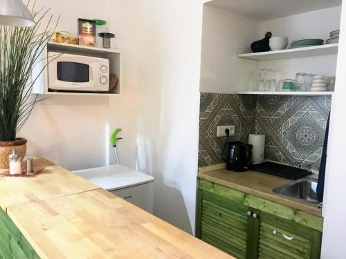 Fun Tiki Vibe Apartment / Charles Bridge / Netflix, Prag (Foto 5)