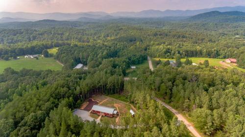 Rustic Roost-5 acres, Fenced, Fire Pit, RV option & MTN View in Dahlonega, USA