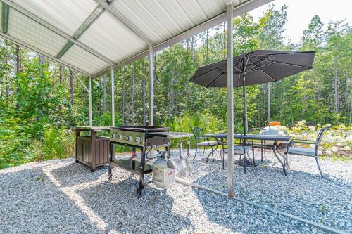 Rustic Roost-5 acres, Fenced, Fire Pit, RV option & MTN View in Dahlonega, USA
